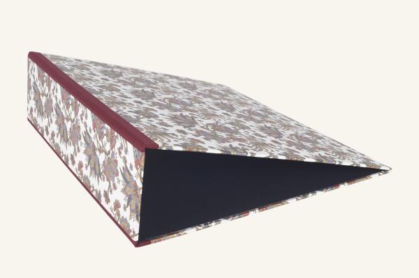 Stationery folders with sturdy linen edges for your home